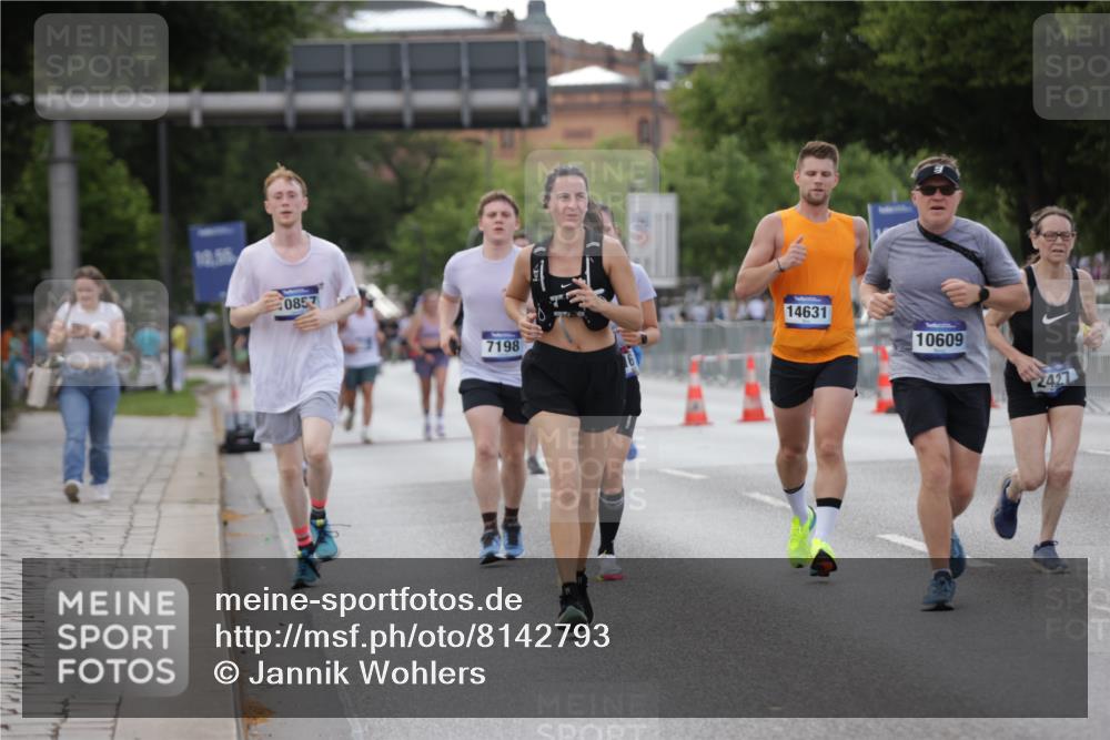 29.06.2025 - hella hamburg halbmarathon Jannik Wohlers http://msf.ph/oto/8142793 29.06.2025 10:07:49 Lombardsbrücke 1527, 2427, 5926, 7198, 7348, 8585, 9457, 9616, 9823, 10609, 10857, 12658, 12893, 13014, 14631, 18325 meine-sportfotos.de