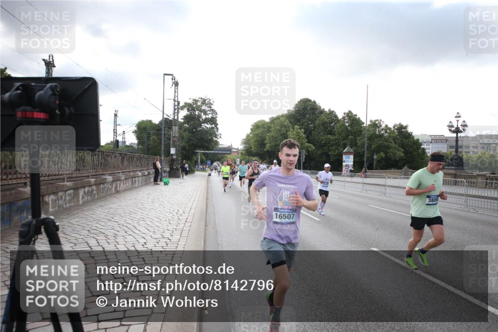 29.06.2025 - hella hamburg halbmarathon Jannik Wohlers http://msf.ph/oto/8142796 29.06.2025 09:45:44 Lombardsbrücke 1080, 1894, 2460, 2525, 3809, 3843, 4463, 4812, 5042, 6169, 6495, 7055, 7186, 7845, 8062, 8956, 9345, 10453, 11199, 11282, 11833, 12189, 12681, 13754, 14167, 14293, 14548, 14699, 15054, 15115, 15326, 15391, 15689, 15835, 16148, 16507, 16580, 16695, 16963, 17056, 17322, 17691, 17768, 18235, 18562, 18563, 18854, 19022, 19118 meine-sportfotos.de