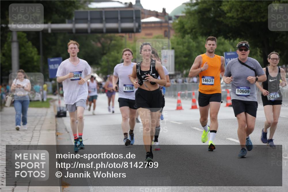29.06.2025 - hella hamburg halbmarathon Jannik Wohlers http://msf.ph/oto/8142799 29.06.2025 10:07:49 Lombardsbrücke 1527, 2427, 5926, 7198, 7348, 8585, 9457, 9616, 9823, 10609, 10857, 12658, 12893, 13014, 14631, 18325 meine-sportfotos.de