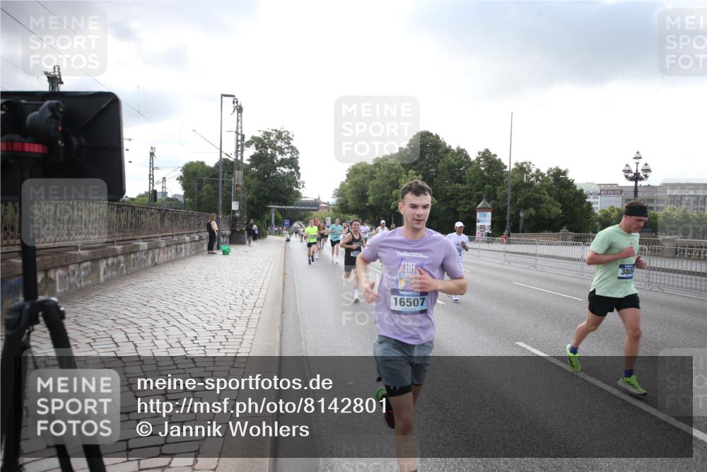 29.06.2025 - hella hamburg halbmarathon Jannik Wohlers http://msf.ph/oto/8142801 29.06.2025 09:45:44 Lombardsbrücke 1080, 1894, 2460, 2525, 3809, 3843, 4463, 4812, 5042, 6169, 6495, 7055, 7186, 7845, 8062, 8956, 9345, 10453, 11199, 11282, 11833, 12189, 12681, 13754, 14167, 14293, 14548, 14699, 15054, 15115, 15326, 15391, 15689, 15835, 16148, 16507, 16580, 16695, 16963, 17056, 17322, 17691, 17768, 18235, 18562, 18563, 18854, 19022, 19118 meine-sportfotos.de