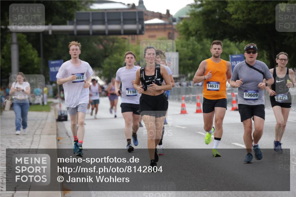 29.06.2025 - hella hamburg halbmarathon Jannik Wohlers http://msf.ph/oto/8142804 29.06.2025 10:07:49 Lombardsbrücke 1527, 2427, 5926, 7198, 7348, 8585, 9457, 9616, 9823, 10609, 10857, 12658, 12893, 13014, 14631, 18325 meine-sportfotos.de