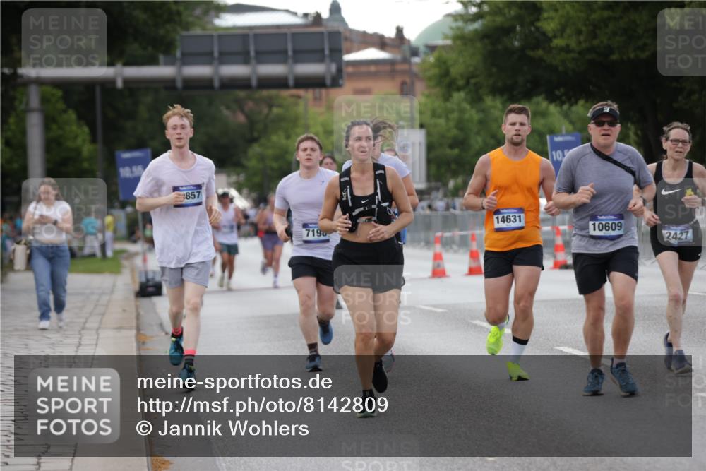29.06.2025 - hella hamburg halbmarathon Jannik Wohlers http://msf.ph/oto/8142809 29.06.2025 10:07:49 Lombardsbrücke 1527, 2427, 5926, 7198, 7348, 8585, 9457, 9616, 9823, 10609, 10857, 12658, 12893, 13014, 14631, 18325 meine-sportfotos.de