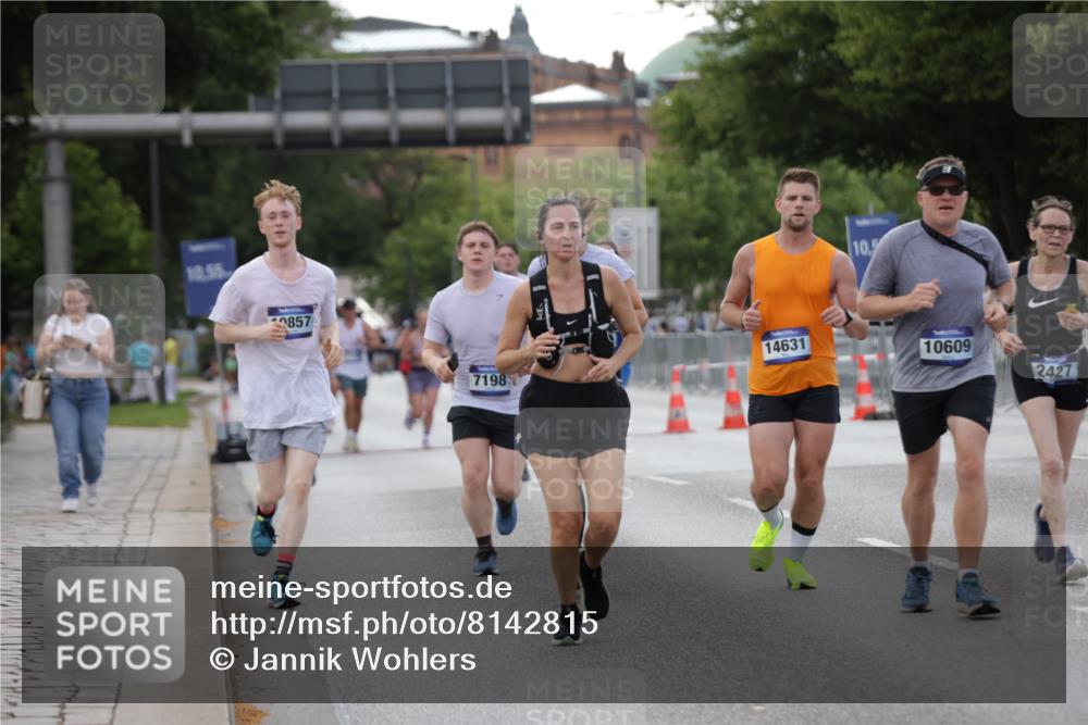 29.06.2025 - hella hamburg halbmarathon Jannik Wohlers http://msf.ph/oto/8142815 29.06.2025 10:07:49 Lombardsbrücke 1527, 2427, 5926, 7198, 7348, 8585, 9457, 9616, 9823, 10609, 10857, 12658, 12893, 13014, 14631, 18325 meine-sportfotos.de