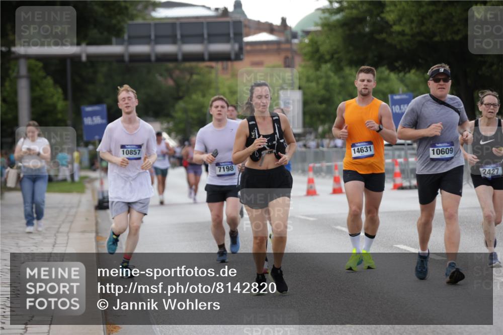 29.06.2025 - hella hamburg halbmarathon Jannik Wohlers http://msf.ph/oto/8142820 29.06.2025 10:07:49 Lombardsbrücke 1527, 2427, 5926, 7198, 7348, 8585, 9457, 9616, 9823, 10609, 10857, 12658, 12893, 13014, 14631, 18325 meine-sportfotos.de