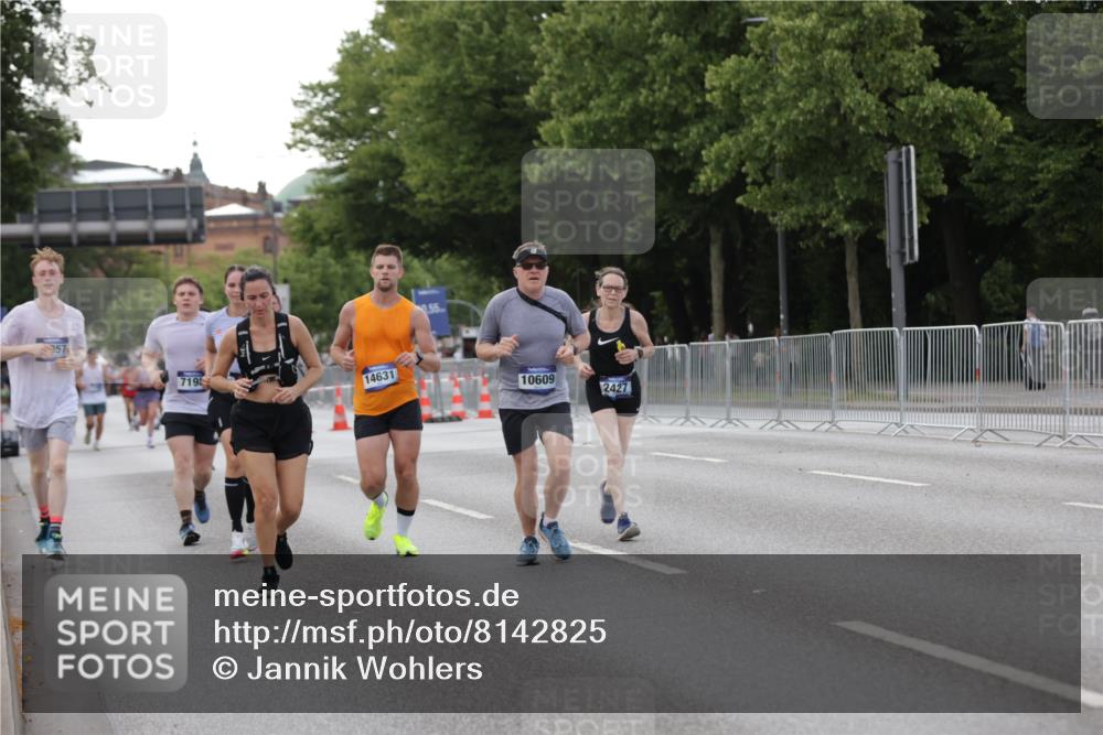 29.06.2025 - hella hamburg halbmarathon Jannik Wohlers http://msf.ph/oto/8142825 29.06.2025 10:07:50 Lombardsbrücke 1527, 2427, 5926, 7198, 7348, 7476, 8585, 9457, 9616, 9823, 10609, 10857, 12658, 13014, 14631, 18325 meine-sportfotos.de