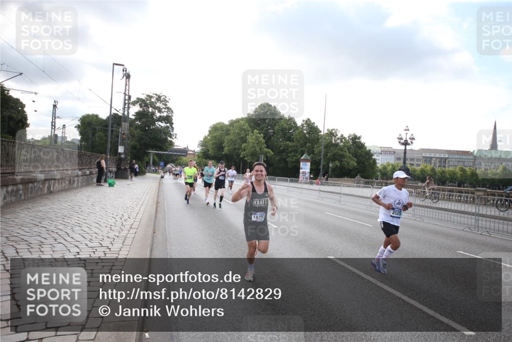 29.06.2025 - hella hamburg halbmarathon Jannik Wohlers http://msf.ph/oto/8142829 29.06.2025 09:45:45 Lombardsbrücke 2460, 2525, 3809, 3843, 4463, 4812, 5042, 6169, 6495, 7055, 7186, 7845, 8062, 8956, 9345, 10453, 11199, 11282, 11833, 12189, 12681, 14293, 14548, 14699, 15054, 15115, 15326, 15391, 15689, 15835, 16148, 16507, 16580, 16695, 16963, 17056, 17213, 17322, 17691, 17768, 18235, 18562, 18563, 18854, 19022, 19118 meine-sportfotos.de