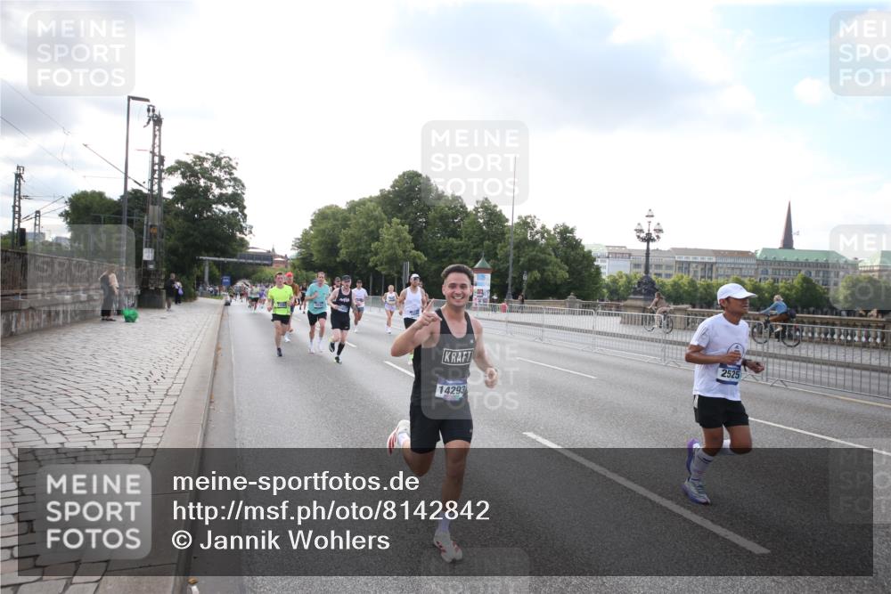 29.06.2025 - hella hamburg halbmarathon Jannik Wohlers http://msf.ph/oto/8142842 29.06.2025 09:45:45 Lombardsbrücke 2460, 2525, 3809, 3843, 4463, 4812, 5042, 6169, 6495, 7055, 7186, 7845, 8062, 8956, 9345, 10453, 11199, 11282, 11833, 12189, 12681, 14293, 14548, 14699, 15054, 15115, 15326, 15391, 15689, 15835, 16148, 16507, 16580, 16695, 16963, 17056, 17213, 17322, 17691, 17768, 18235, 18562, 18563, 18854, 19022, 19118 meine-sportfotos.de