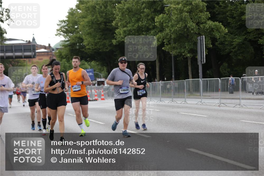 29.06.2025 - hella hamburg halbmarathon Jannik Wohlers http://msf.ph/oto/8142852 29.06.2025 10:07:50 Lombardsbrücke 1527, 2427, 5926, 7198, 7348, 7476, 8585, 9457, 9616, 9823, 10609, 10857, 12658, 13014, 14631, 18325 meine-sportfotos.de