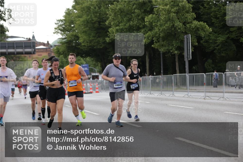 29.06.2025 - hella hamburg halbmarathon Jannik Wohlers http://msf.ph/oto/8142856 29.06.2025 10:07:50 Lombardsbrücke 1527, 2427, 5926, 7198, 7348, 7476, 8585, 9457, 9616, 9823, 10609, 10857, 12658, 13014, 14631, 18325 meine-sportfotos.de