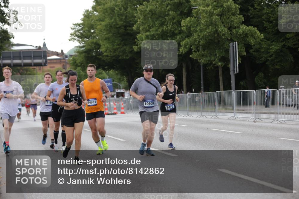 29.06.2025 - hella hamburg halbmarathon Jannik Wohlers http://msf.ph/oto/8142862 29.06.2025 10:07:50 Lombardsbrücke 1527, 2427, 5926, 7198, 7348, 7476, 8585, 9457, 9616, 9823, 10609, 10857, 12658, 13014, 14631, 18325 meine-sportfotos.de