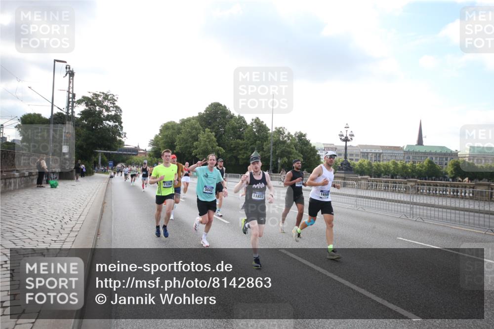 29.06.2025 - hella hamburg halbmarathon Jannik Wohlers http://msf.ph/oto/8142863 29.06.2025 09:45:47 Lombardsbrücke 2525, 3809, 3843, 3955, 4463, 4812, 5042, 6169, 6495, 7055, 7186, 7845, 8956, 9345, 10453, 11199, 11282, 11833, 12189, 14276, 14293, 14548, 14699, 15115, 15391, 15689, 16148, 16507, 16580, 16695, 16963, 17056, 17213, 17768, 17826, 18235, 18562, 18563, 18854, 19022, 19118 meine-sportfotos.de