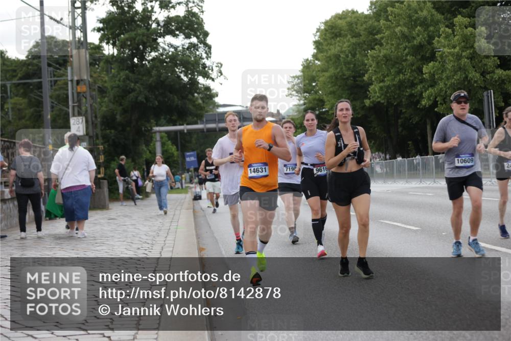 29.06.2025 - hella hamburg halbmarathon Jannik Wohlers http://msf.ph/oto/8142878 29.06.2025 10:07:52 Lombardsbrücke 2427, 5926, 7198, 7348, 7476, 8585, 9457, 9616, 9823, 10609, 10857, 12658, 13014, 14631, 15429, 18325 meine-sportfotos.de