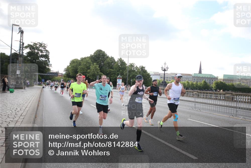 29.06.2025 - hella hamburg halbmarathon Jannik Wohlers http://msf.ph/oto/8142884 29.06.2025 09:45:47 Lombardsbrücke 2525, 3809, 3843, 3955, 4463, 4812, 5042, 6169, 6495, 7055, 7186, 7845, 8956, 9345, 10453, 11199, 11282, 11833, 12189, 14276, 14293, 14548, 14699, 15115, 15391, 15689, 16148, 16507, 16580, 16695, 16963, 17056, 17213, 17768, 17826, 18235, 18562, 18563, 18854, 19022, 19118 meine-sportfotos.de