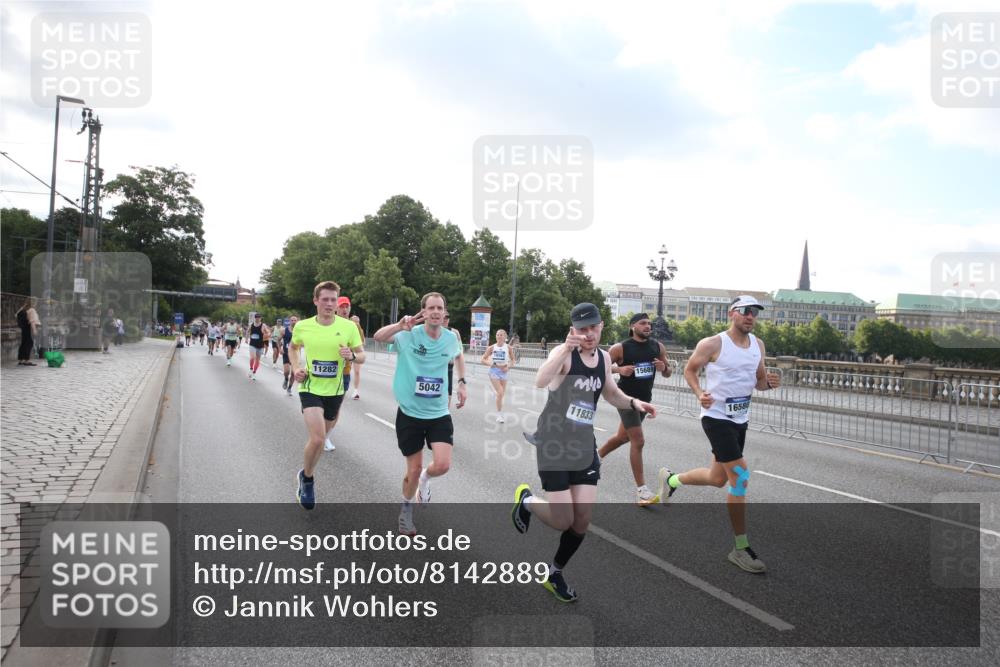 29.06.2025 - hella hamburg halbmarathon Jannik Wohlers http://msf.ph/oto/8142889 29.06.2025 09:45:47 Lombardsbrücke 2525, 3809, 3843, 3955, 4463, 4812, 5042, 6169, 6495, 7055, 7186, 7845, 8956, 9345, 10453, 11199, 11282, 11833, 12189, 14276, 14293, 14548, 14699, 15115, 15391, 15689, 16148, 16507, 16580, 16695, 16963, 17056, 17213, 17768, 17826, 18235, 18562, 18563, 18854, 19022, 19118 meine-sportfotos.de