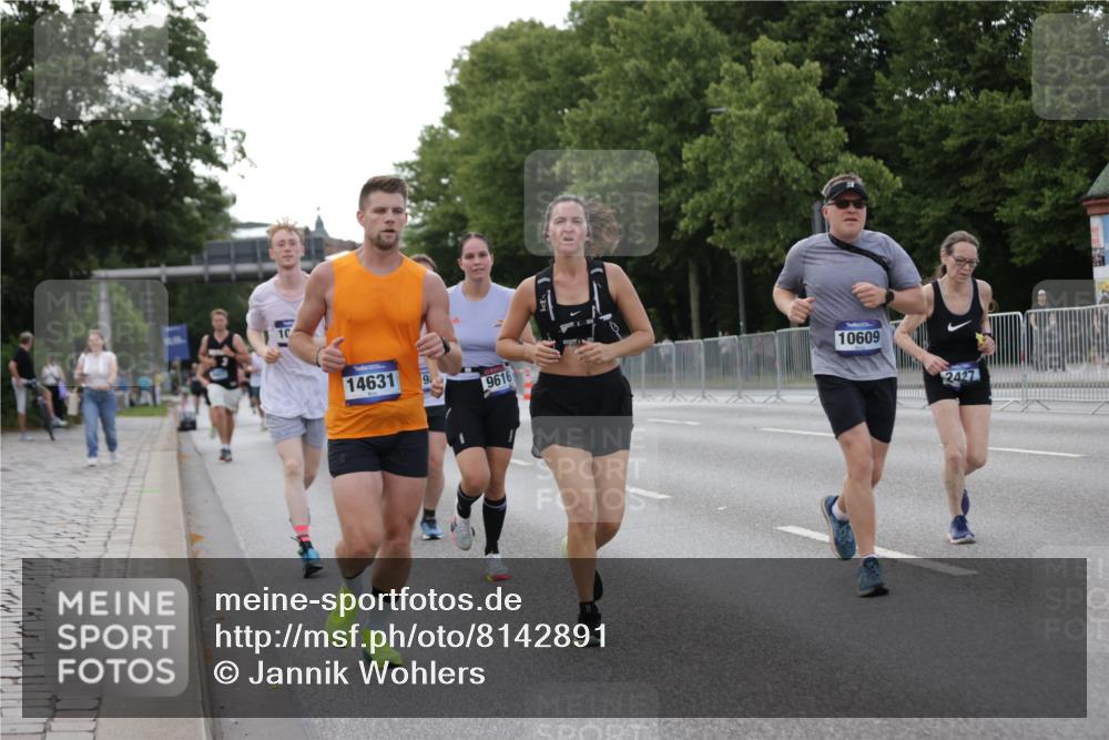 29.06.2025 - hella hamburg halbmarathon Jannik Wohlers http://msf.ph/oto/8142891 29.06.2025 10:07:52 Lombardsbrücke 2427, 5926, 7198, 7348, 7476, 8585, 9457, 9616, 9823, 10609, 10857, 12658, 13014, 14631, 15429, 18325 meine-sportfotos.de