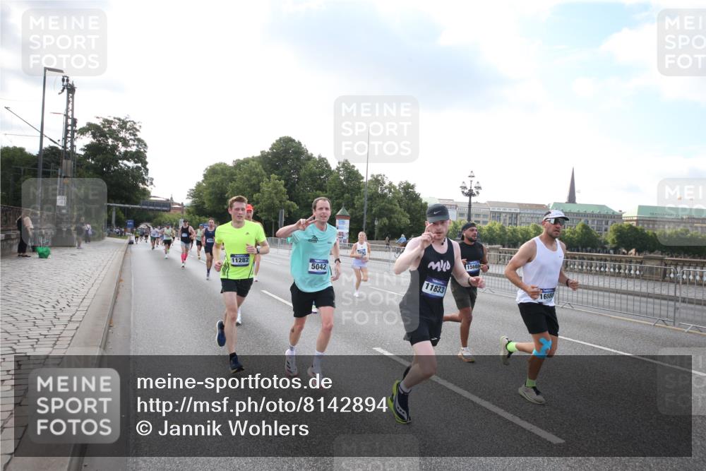 29.06.2025 - hella hamburg halbmarathon Jannik Wohlers http://msf.ph/oto/8142894 29.06.2025 09:45:47 Lombardsbrücke 2525, 3809, 3843, 3955, 4463, 4812, 5042, 6169, 6495, 7055, 7186, 7845, 8956, 9345, 10453, 11199, 11282, 11833, 12189, 14276, 14293, 14548, 14699, 15115, 15391, 15689, 16148, 16507, 16580, 16695, 16963, 17056, 17213, 17768, 17826, 18235, 18562, 18563, 18854, 19022, 19118 meine-sportfotos.de