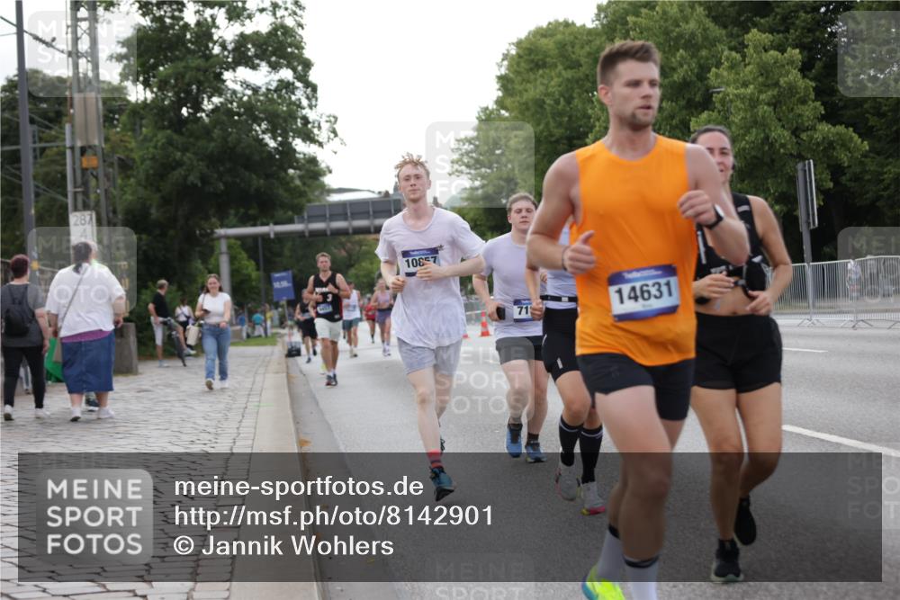 29.06.2025 - hella hamburg halbmarathon Jannik Wohlers http://msf.ph/oto/8142901 29.06.2025 10:07:53 Lombardsbrücke 2427, 5926, 7198, 7348, 7476, 8585, 9457, 9616, 9823, 10609, 10857, 12658, 13014, 14631, 15429, 16439, 18325 meine-sportfotos.de