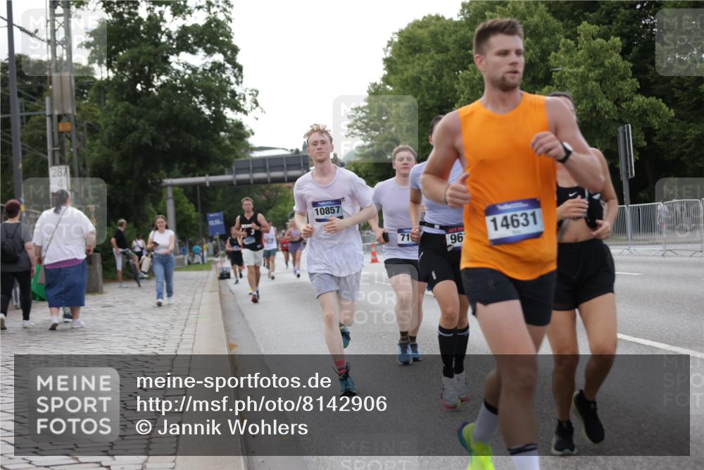 29.06.2025 - hella hamburg halbmarathon Jannik Wohlers http://msf.ph/oto/8142906 29.06.2025 10:07:53 Lombardsbrücke 2427, 5926, 7198, 7348, 7476, 8585, 9457, 9616, 9823, 10609, 10857, 12658, 13014, 14631, 15429, 16439, 18325 meine-sportfotos.de