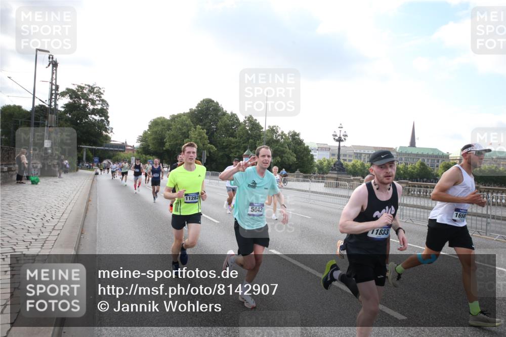 29.06.2025 - hella hamburg halbmarathon Jannik Wohlers http://msf.ph/oto/8142907 29.06.2025 09:45:48 Lombardsbrücke 2525, 3809, 3843, 3955, 4463, 4812, 5042, 6169, 6495, 7055, 7186, 7845, 8864, 8956, 9345, 10453, 11199, 11282, 11833, 12189, 14276, 14293, 14699, 15115, 15391, 15689, 16148, 16507, 16580, 16695, 16963, 17056, 17213, 17768, 17826, 18235, 18562, 18563, 19022, 19118 meine-sportfotos.de