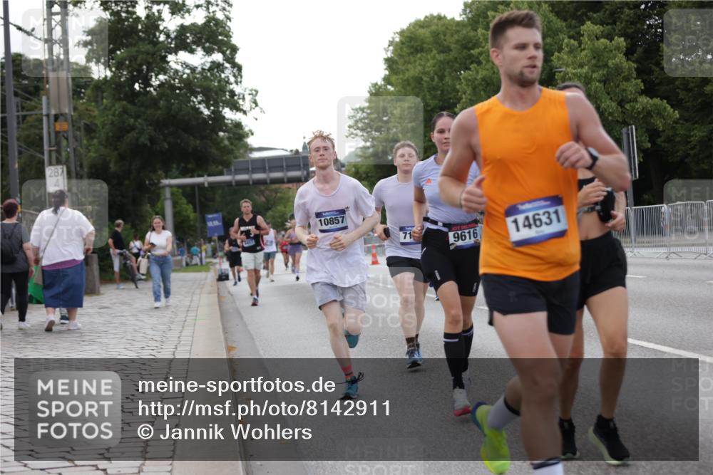 29.06.2025 - hella hamburg halbmarathon Jannik Wohlers http://msf.ph/oto/8142911 29.06.2025 10:07:53 Lombardsbrücke 2427, 5926, 7198, 7348, 7476, 8585, 9457, 9616, 9823, 10609, 10857, 12658, 13014, 14631, 15429, 16439, 18325 meine-sportfotos.de