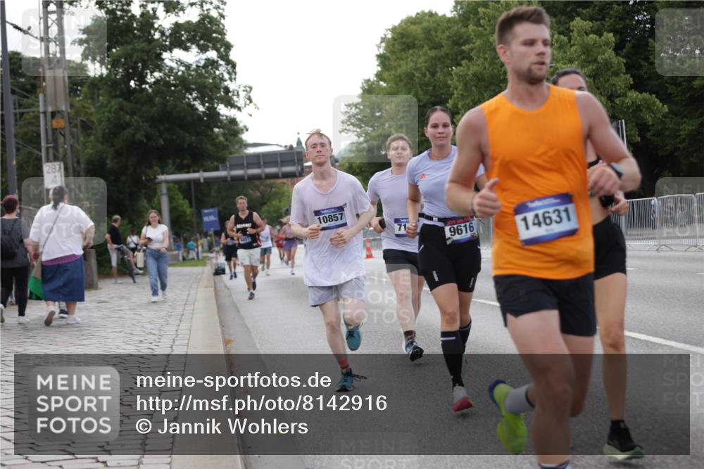 29.06.2025 - hella hamburg halbmarathon Jannik Wohlers http://msf.ph/oto/8142916 29.06.2025 10:07:53 Lombardsbrücke 2427, 5926, 7198, 7348, 7476, 8585, 9457, 9616, 9823, 10609, 10857, 12658, 13014, 14631, 15429, 16439, 18325 meine-sportfotos.de
