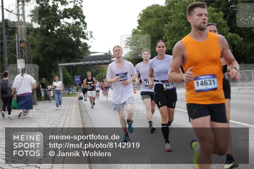 29.06.2025 - hella hamburg halbmarathon Jannik Wohlers http://msf.ph/oto/8142919 29.06.2025 10:07:53 Lombardsbrücke 2427, 5926, 7198, 7348, 7476, 8585, 9457, 9616, 9823, 10609, 10857, 12658, 13014, 14631, 15429, 16439, 18325 meine-sportfotos.de