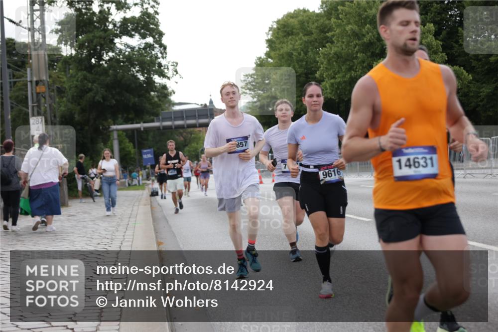 29.06.2025 - hella hamburg halbmarathon Jannik Wohlers http://msf.ph/oto/8142924 29.06.2025 10:07:53 Lombardsbrücke 2427, 5926, 7198, 7348, 7476, 8585, 9457, 9616, 9823, 10609, 10857, 12658, 13014, 14631, 15429, 16439, 18325 meine-sportfotos.de