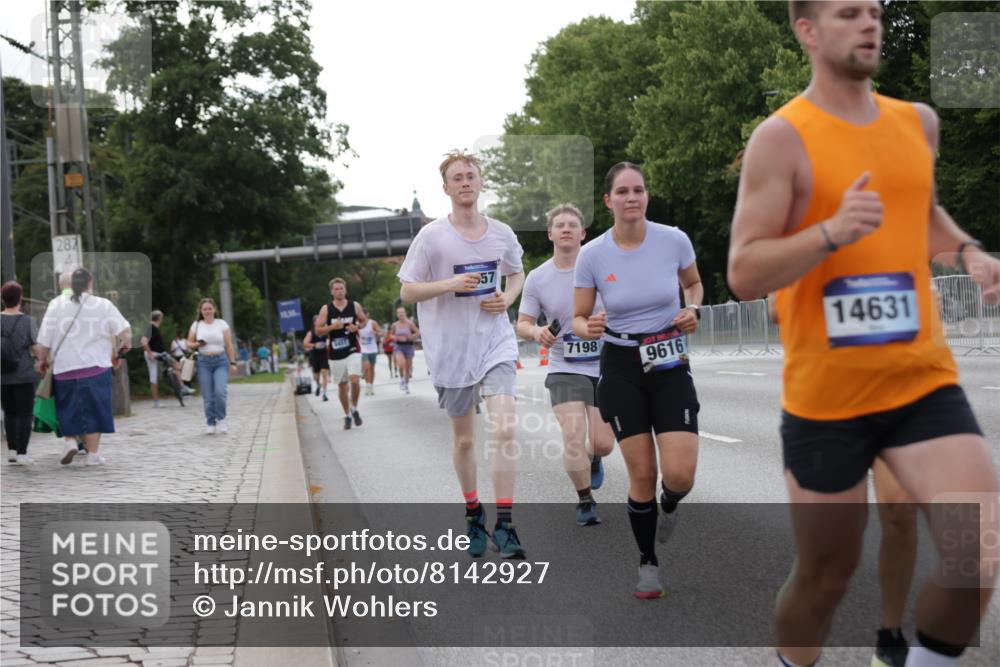 29.06.2025 - hella hamburg halbmarathon Jannik Wohlers http://msf.ph/oto/8142927 29.06.2025 10:07:53 Lombardsbrücke 2427, 5926, 7198, 7348, 7476, 8585, 9457, 9616, 9823, 10609, 10857, 12658, 13014, 14631, 15429, 16439, 18325 meine-sportfotos.de