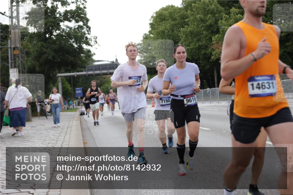 29.06.2025 - hella hamburg halbmarathon Jannik Wohlers http://msf.ph/oto/8142932 29.06.2025 10:07:53 Lombardsbrücke 2427, 5926, 7198, 7348, 7476, 8585, 9457, 9616, 9823, 10609, 10857, 12658, 13014, 14631, 15429, 16439, 18325 meine-sportfotos.de