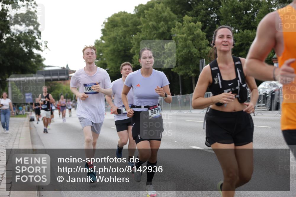 29.06.2025 - hella hamburg halbmarathon Jannik Wohlers http://msf.ph/oto/8142936 29.06.2025 10:07:54 Lombardsbrücke 2427, 5926, 7198, 7348, 7476, 8585, 9457, 9616, 9823, 10609, 10857, 12658, 13014, 14631, 15429, 16439, 18325 meine-sportfotos.de
