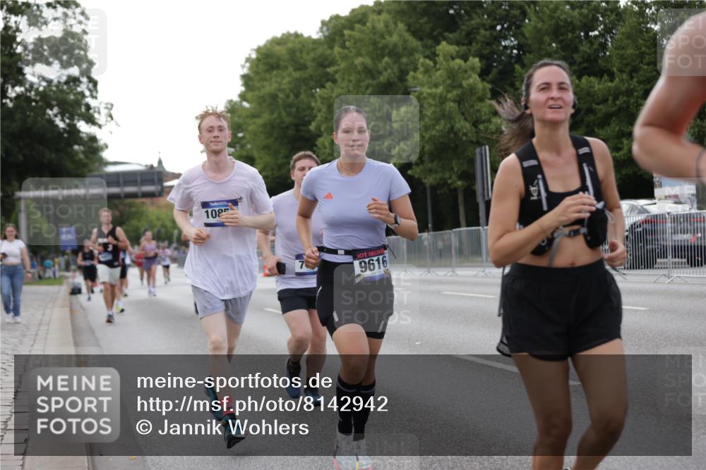 29.06.2025 - hella hamburg halbmarathon Jannik Wohlers http://msf.ph/oto/8142942 29.06.2025 10:07:54 Lombardsbrücke 2427, 5926, 7198, 7348, 7476, 8585, 9457, 9616, 9823, 10609, 10857, 12658, 13014, 14631, 15429, 16439, 18325 meine-sportfotos.de