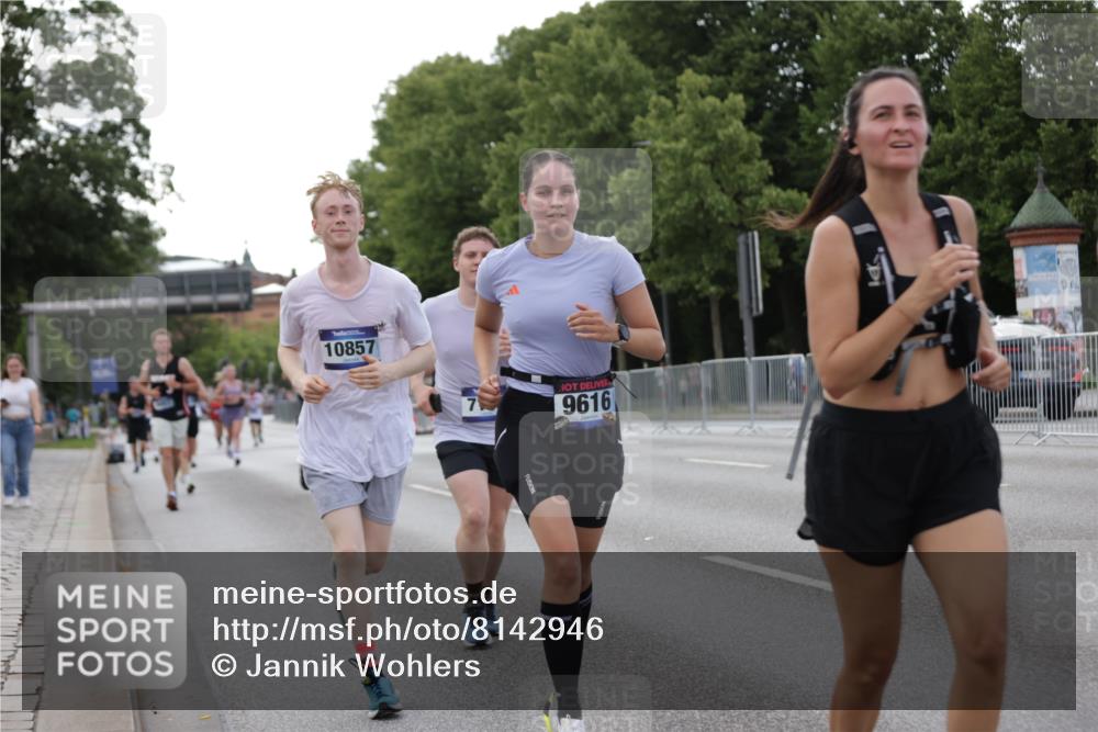 29.06.2025 - hella hamburg halbmarathon Jannik Wohlers http://msf.ph/oto/8142946 29.06.2025 10:07:54 Lombardsbrücke 2427, 5926, 7198, 7348, 7476, 8585, 9457, 9616, 9823, 10609, 10857, 12658, 13014, 14631, 15429, 16439, 18325 meine-sportfotos.de
