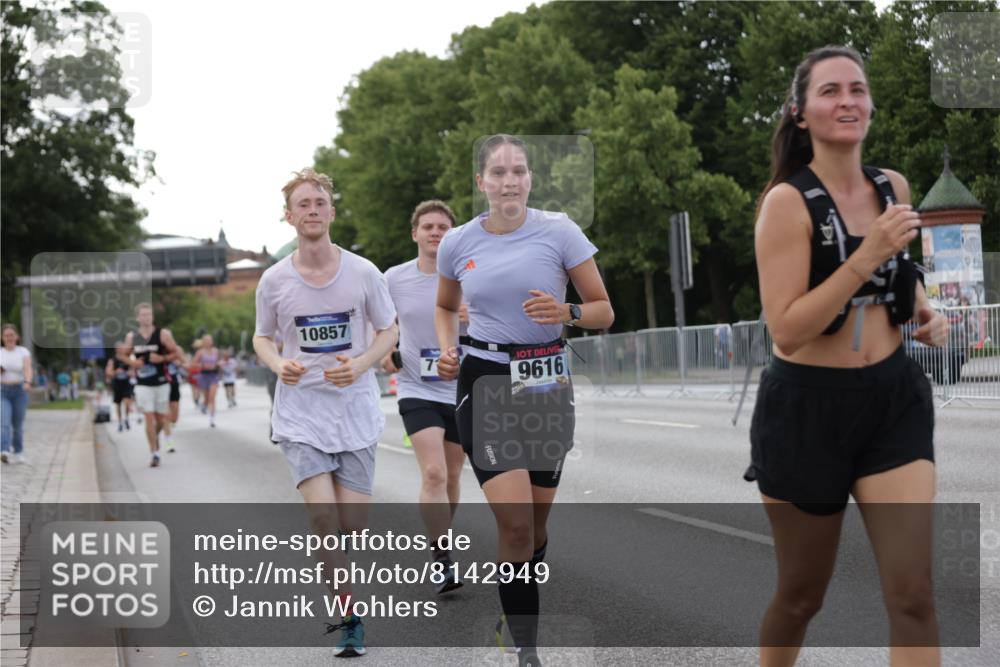 29.06.2025 - hella hamburg halbmarathon Jannik Wohlers http://msf.ph/oto/8142949 29.06.2025 10:07:54 Lombardsbrücke 2427, 5926, 7198, 7348, 7476, 8585, 9457, 9616, 9823, 10609, 10857, 12658, 13014, 14631, 15429, 16439, 18325 meine-sportfotos.de