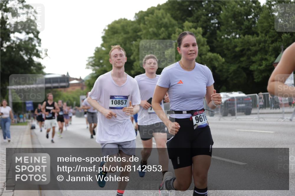 29.06.2025 - hella hamburg halbmarathon Jannik Wohlers http://msf.ph/oto/8142953 29.06.2025 10:07:54 Lombardsbrücke 2427, 5926, 7198, 7348, 7476, 8585, 9457, 9616, 9823, 10609, 10857, 12658, 13014, 14631, 15429, 16439, 18325 meine-sportfotos.de