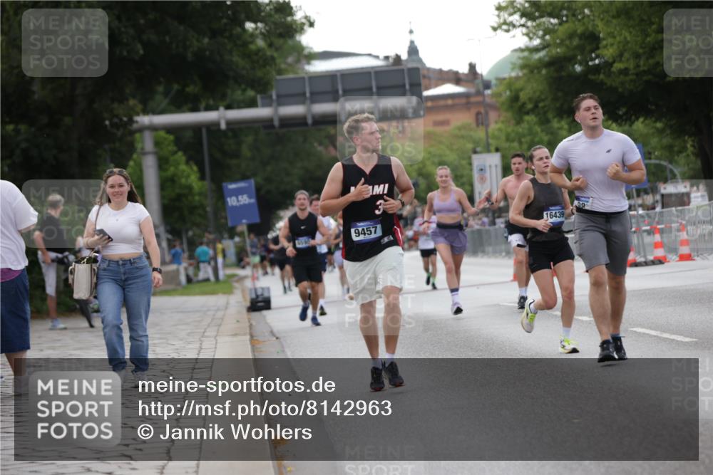 29.06.2025 - hella hamburg halbmarathon Jannik Wohlers http://msf.ph/oto/8142963 29.06.2025 10:07:56 Lombardsbrücke 2427, 5926, 6590, 7198, 7476, 9457, 9616, 9823, 10609, 10857, 11780, 12658, 13014, 14631, 14902, 14965, 15429, 16439 meine-sportfotos.de