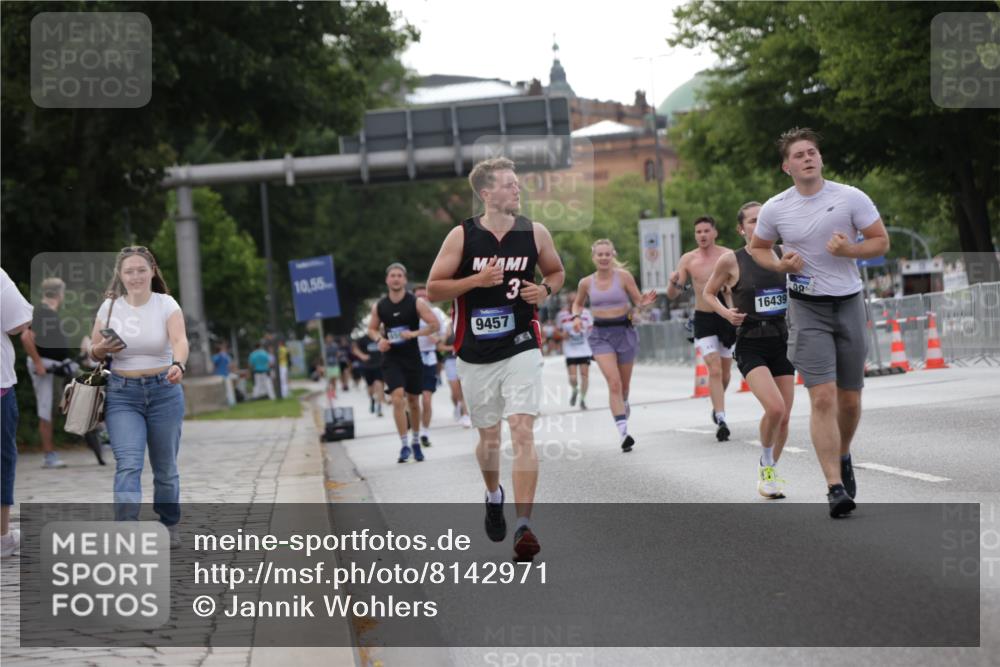 29.06.2025 - hella hamburg halbmarathon Jannik Wohlers http://msf.ph/oto/8142971 29.06.2025 10:07:56 Lombardsbrücke 2427, 5926, 6590, 7198, 7476, 9457, 9616, 9823, 10609, 10857, 11780, 12658, 13014, 14631, 14902, 14965, 15429, 16439 meine-sportfotos.de