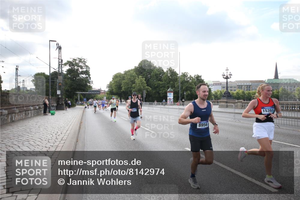 29.06.2025 - hella hamburg halbmarathon Jannik Wohlers http://msf.ph/oto/8142974 29.06.2025 09:45:50 Lombardsbrücke 2525, 3809, 3843, 3955, 4812, 5042, 6169, 6495, 7055, 7845, 7901, 8864, 8956, 9345, 10453, 11199, 11282, 11833, 13252, 13617, 14276, 14293, 14699, 15115, 15391, 15689, 16507, 16580, 16695, 16931, 16963, 17056, 17213, 17768, 17826, 18235, 18562, 18563, 19118 meine-sportfotos.de