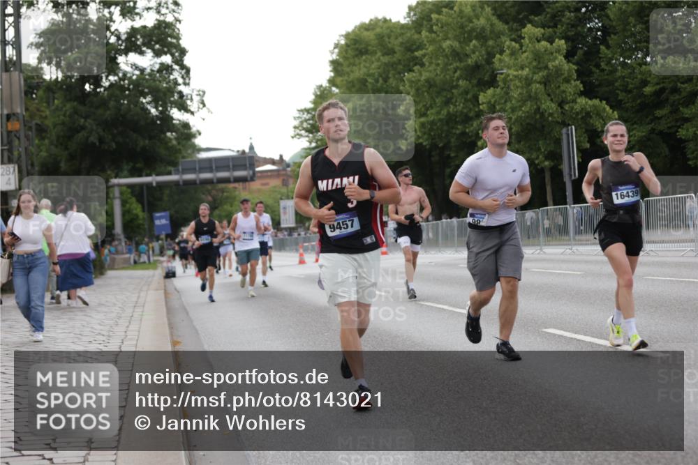 29.06.2025 - hella hamburg halbmarathon Jannik Wohlers http://msf.ph/oto/8143021 29.06.2025 10:07:59 Lombardsbrücke 1427, 2427, 5926, 6590, 7198, 7476, 9457, 9616, 9823, 10609, 10857, 11780, 13014, 14631, 14902, 14965, 15429, 16439 meine-sportfotos.de