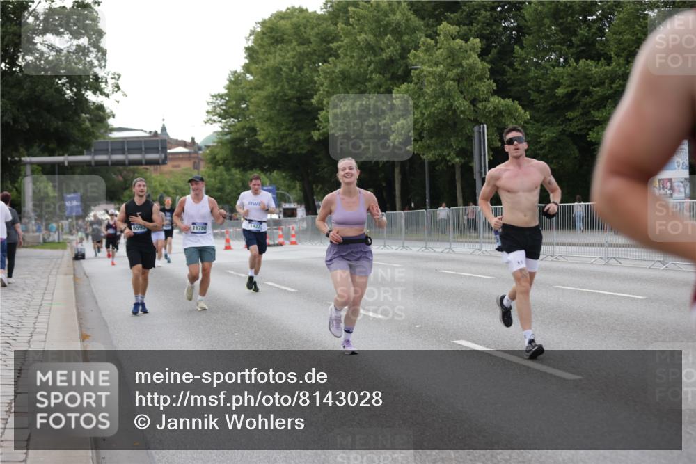 29.06.2025 - hella hamburg halbmarathon Jannik Wohlers http://msf.ph/oto/8143028 29.06.2025 10:08:02 Lombardsbrücke 1427, 2427, 5926, 6590, 7198, 7476, 9457, 9616, 9823, 10092, 10609, 10857, 11780, 13014, 14631, 14902, 14965, 15429, 16439 meine-sportfotos.de