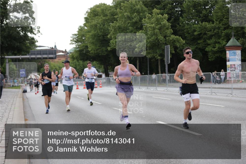 29.06.2025 - hella hamburg halbmarathon Jannik Wohlers http://msf.ph/oto/8143041 29.06.2025 10:08:02 Lombardsbrücke 1427, 2427, 5926, 6590, 7198, 7476, 9457, 9616, 9823, 10092, 10609, 10857, 11780, 13014, 14631, 14902, 14965, 15429, 16439 meine-sportfotos.de