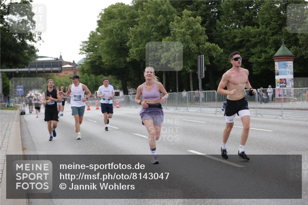 29.06.2025 - hella hamburg halbmarathon Jannik Wohlers http://msf.ph/oto/8143047 29.06.2025 10:08:02 Lombardsbrücke 1427, 2427, 5926, 6590, 7198, 7476, 9457, 9616, 9823, 10092, 10609, 10857, 11780, 13014, 14631, 14902, 14965, 15429, 16439 meine-sportfotos.de