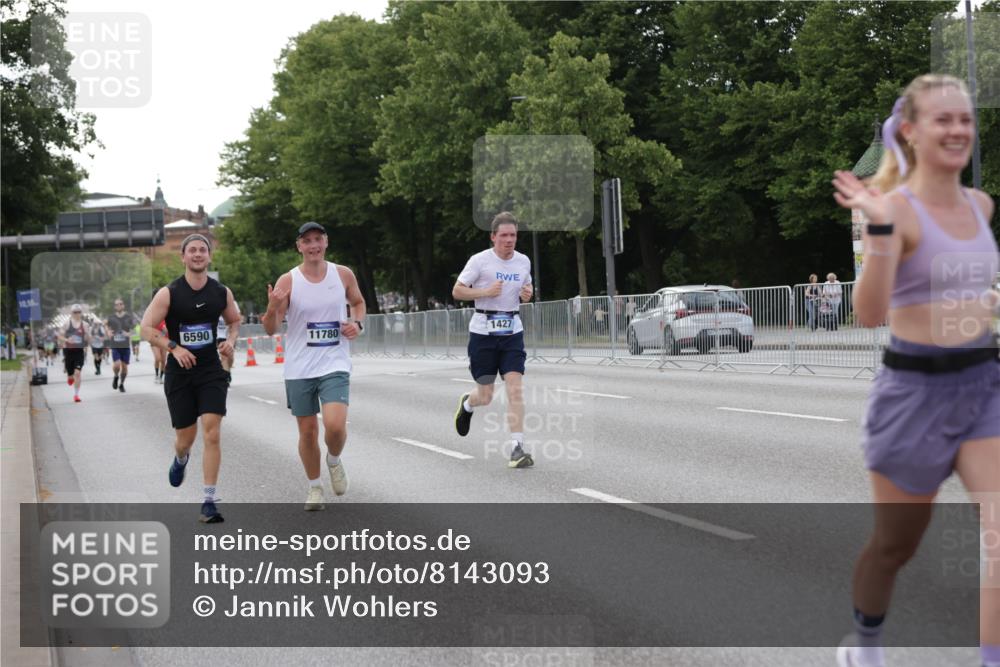 29.06.2025 - hella hamburg halbmarathon Jannik Wohlers http://msf.ph/oto/8143093 29.06.2025 10:08:03 Lombardsbrücke 1427, 2427, 5926, 6590, 7198, 7476, 9457, 9616, 9823, 10092, 10609, 10857, 11780, 13014, 14631, 14902, 14965, 15429, 16439 meine-sportfotos.de