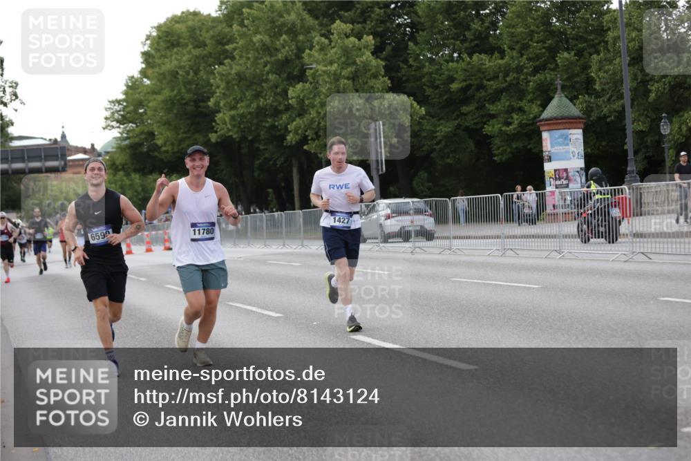 29.06.2025 - hella hamburg halbmarathon Jannik Wohlers http://msf.ph/oto/8143124 29.06.2025 10:08:04 Lombardsbrücke 1427, 2427, 5926, 6590, 7198, 7476, 9457, 9616, 9823, 9951, 9958, 10092, 10857, 11780, 14631, 14902, 14965, 15429, 16439 meine-sportfotos.de