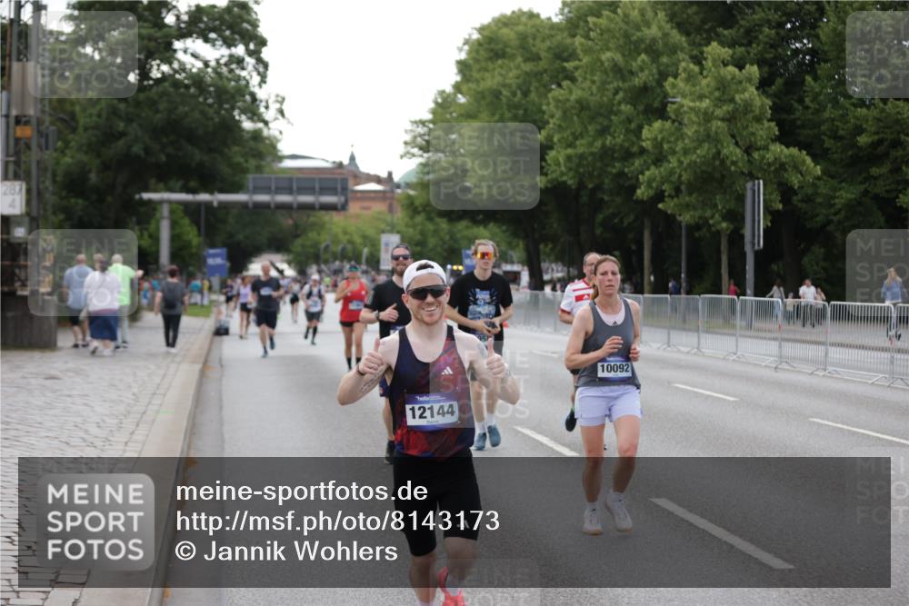 29.06.2025 - hella hamburg halbmarathon Jannik Wohlers http://msf.ph/oto/8143173 29.06.2025 10:08:11 Lombardsbrücke 1427, 6100, 6590, 7476, 9951, 9958, 10035, 10092, 11780, 11967, 12144, 14902, 14965, 15429, 16439 meine-sportfotos.de