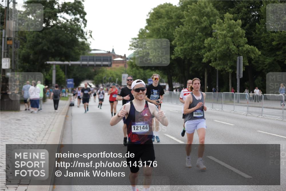 29.06.2025 - hella hamburg halbmarathon Jannik Wohlers http://msf.ph/oto/8143176 29.06.2025 10:08:11 Lombardsbrücke 1427, 6100, 6590, 7476, 9951, 9958, 10035, 10092, 11780, 11967, 12144, 14902, 14965, 15429, 16439 meine-sportfotos.de