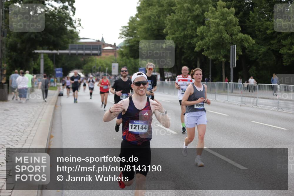 29.06.2025 - hella hamburg halbmarathon Jannik Wohlers http://msf.ph/oto/8143190 29.06.2025 10:08:11 Lombardsbrücke 1427, 6100, 6590, 7476, 9951, 9958, 10035, 10092, 11780, 11967, 12144, 14902, 14965, 15429, 16439 meine-sportfotos.de