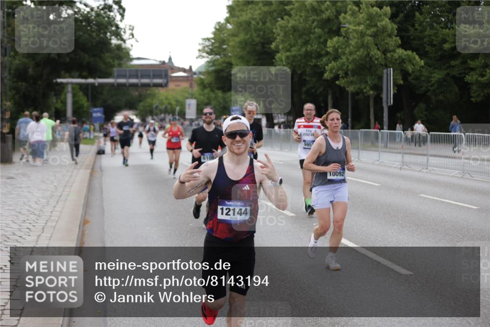 29.06.2025 - hella hamburg halbmarathon Jannik Wohlers http://msf.ph/oto/8143194 29.06.2025 10:08:11 Lombardsbrücke 1427, 6100, 6590, 7476, 9951, 9958, 10035, 10092, 11780, 11967, 12144, 14902, 14965, 15429, 16439 meine-sportfotos.de