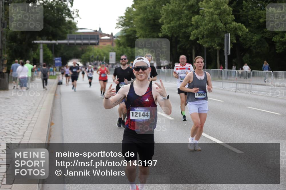 29.06.2025 - hella hamburg halbmarathon Jannik Wohlers http://msf.ph/oto/8143197 29.06.2025 10:08:11 Lombardsbrücke 1427, 6100, 6590, 7476, 9951, 9958, 10035, 10092, 11780, 11967, 12144, 14902, 14965, 15429, 16439 meine-sportfotos.de
