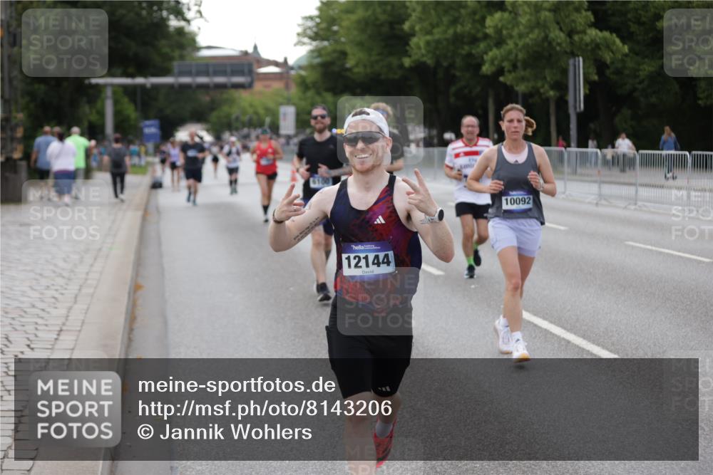 29.06.2025 - hella hamburg halbmarathon Jannik Wohlers http://msf.ph/oto/8143206 29.06.2025 10:08:11 Lombardsbrücke 1427, 6100, 6590, 7476, 9951, 9958, 10035, 10092, 11780, 11967, 12144, 14902, 14965, 15429, 16439 meine-sportfotos.de