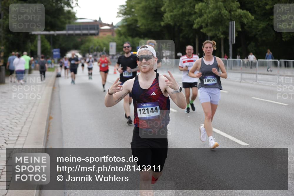 29.06.2025 - hella hamburg halbmarathon Jannik Wohlers http://msf.ph/oto/8143211 29.06.2025 10:08:11 Lombardsbrücke 1427, 6100, 6590, 7476, 9951, 9958, 10035, 10092, 11780, 11967, 12144, 14902, 14965, 15429, 16439 meine-sportfotos.de